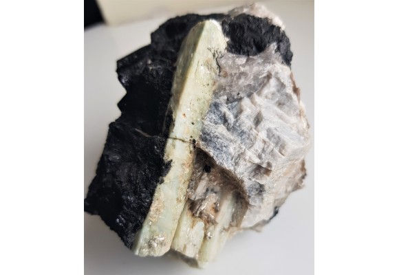 Piękny zrost kryształów berylu - "słońce berylowe"