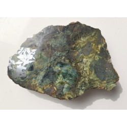 Duże przekroje kryształów lellingitu i arsenopirytu w nefrycie ze Złotego Stoku