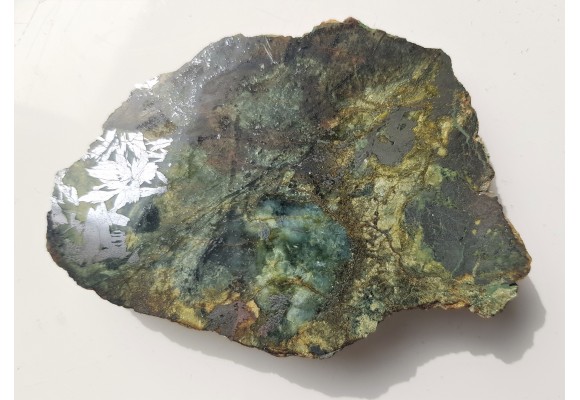 Duże przekroje kryształów lellingitu i arsenopirytu w nefrycie ze Złotego Stoku