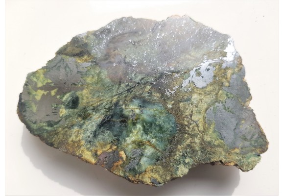 Duże przekroje kryształów lellingitu i arsenopirytu w nefrycie ze Złotego Stoku