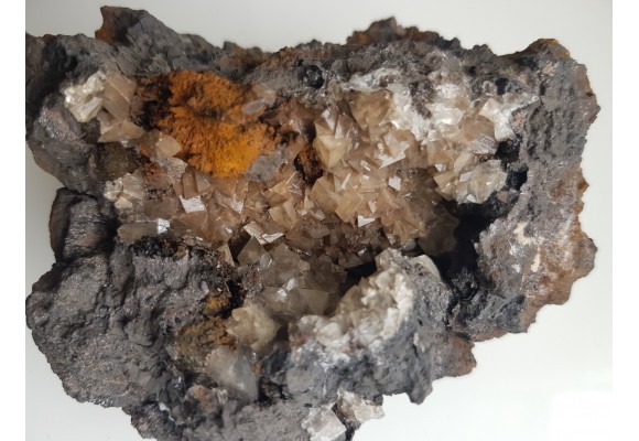 Szczotka idealnie wykształconych kalcytów w hematycie z Wilczej