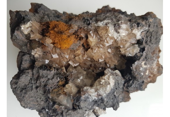 Szczotka idealnie wykształconych kalcytów w hematycie z Wilczej