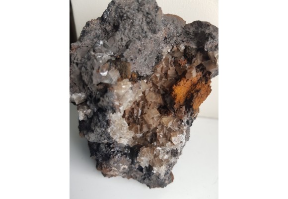 Szczotka idealnie wykształconych kalcytów w hematycie z Wilczej