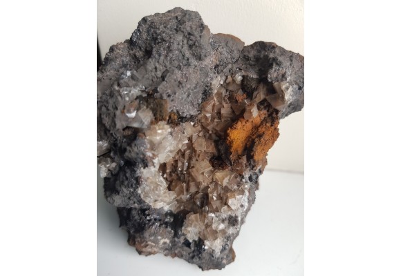 Szczotka idealnie wykształconych kalcytów w hematycie z Wilczej