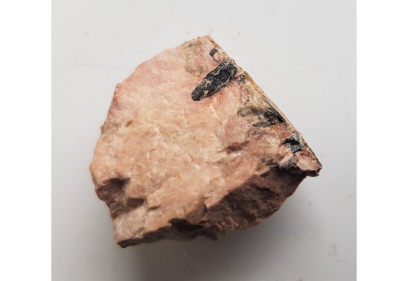 Fergusonit ze Skalnej Bramy k. Szklarskiej Poręby