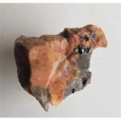 Fergusonit ze Skalnej Bramy k. Szklarskiej Poręby