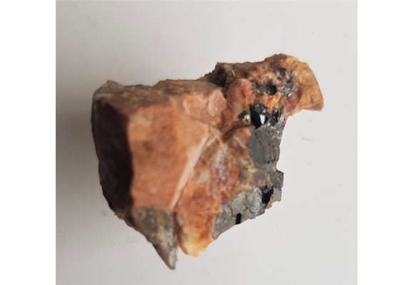 Fergusonit ze Skalnej Bramy k. Szklarskiej Poręby