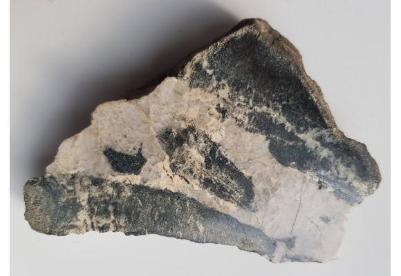 Szelit w kwarcu w amfibolicie piroksenowym z Droszkowa k. Jaszkowej Górnej