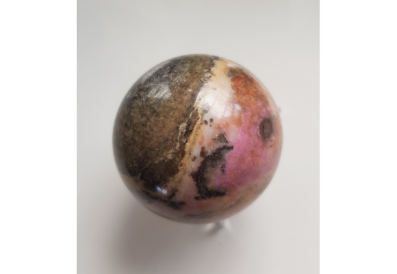 Polerowana kula z rodonitu z Saint Marcel (Dolina Aosty, Włochy)