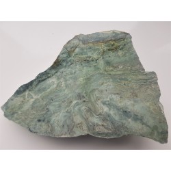 Zafałdowany, seledynowy skarn z nefrytem ze Złotego Stoku