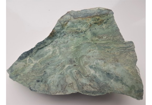 Zafałdowany, seledynowy skarn z nefrytem ze Złotego Stoku