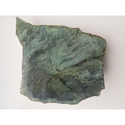 Zafałdowany skarn z nefrytem ze Złotego Stoku