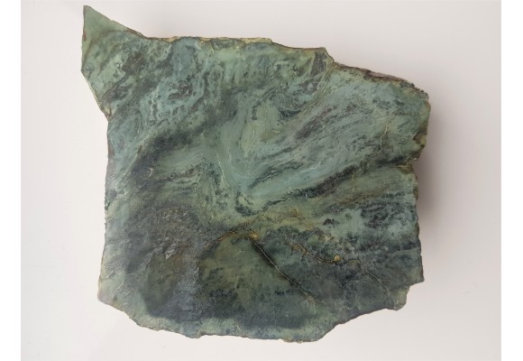 Zafałdowany skarn z nefrytem ze Złotego Stoku