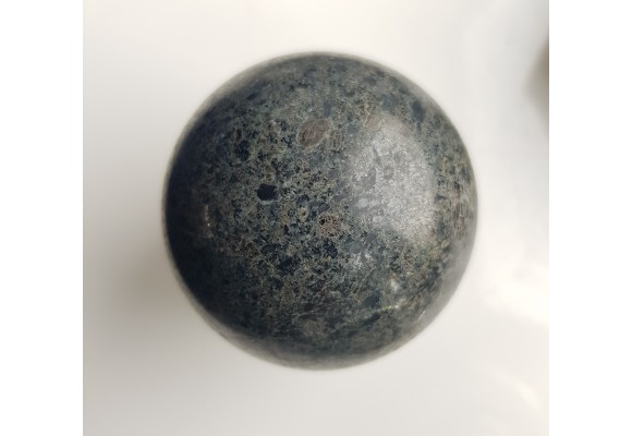 Kula polerowana z metadiabazu z Gór Kaczawskich