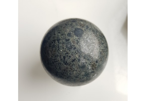 Kula polerowana z metadiabazu z Gór Kaczawskich