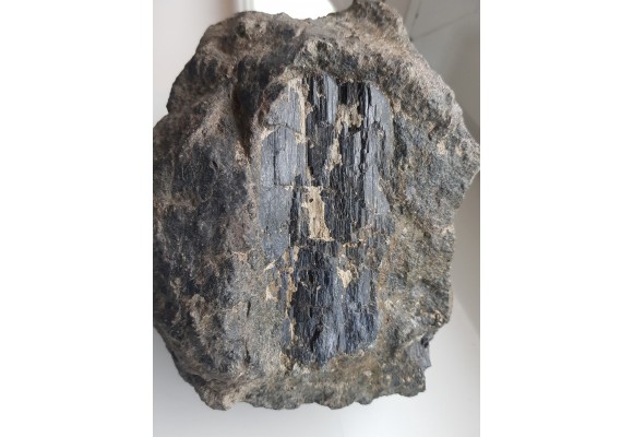 Wielki kryształ piroksenu w noduli z serpentynitów z Gór Sowich