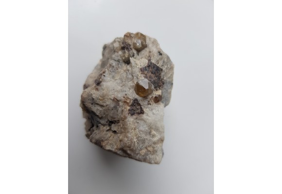 Cyrkon w pegmatycie z wiszniewitem (odmiana kankrynitu) z Wiszniewogorska na Uralu