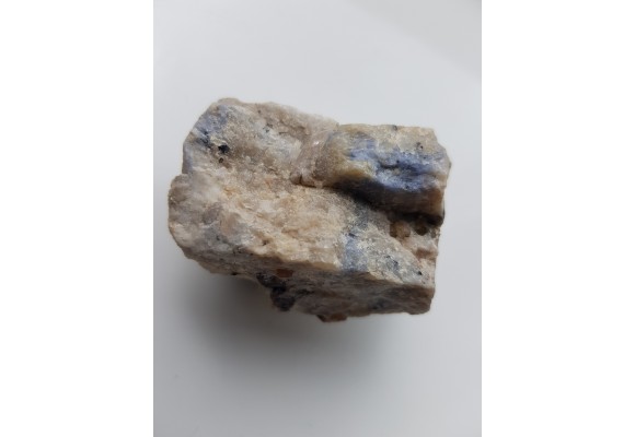 Cyrkon w pegmatycie z wiszniewitem (odmiana kankrynitu) z Wiszniewogorska na Uralu