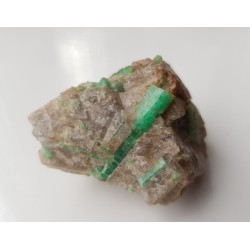 Kryształy szmaragdu w kwarcu z Chin