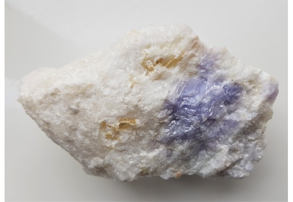 Fioletowy skapolit w marmurze ze Sludianki nad Bajkałem