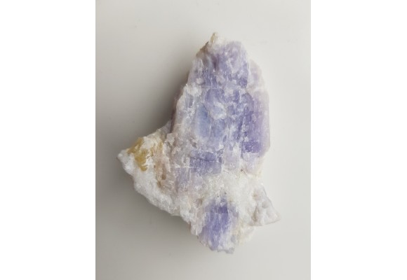 Fioletowy skapolit w marmurze ze Sludianki nad Bajkałem