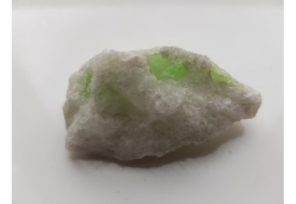 Wanadowy diopsyd - ławrowit w marmurze ze Sludianki nad Bajkałem