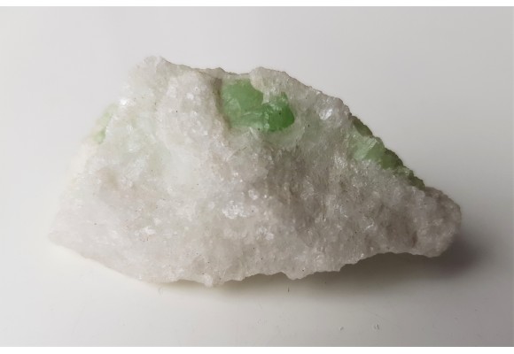 Wanadowy diopsyd - ławrowit w marmurze ze Sludianki nad Bajkałem