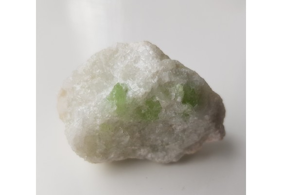 Wanadowy diopsyd - ławrowit w marmurze ze Sludianki nad Bajkałem