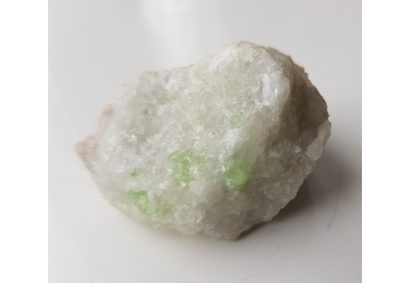 Wanadowy diopsyd - ławrowit w marmurze ze Sludianki nad Bajkałem