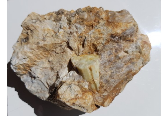 Masywny kryształ berylu w kwarcu z Owiesna