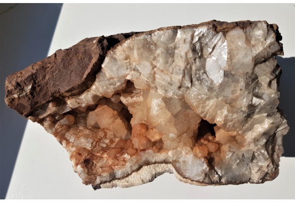 Duża geoda z pięknymi kryształami kalcytu z Tłumaczowa