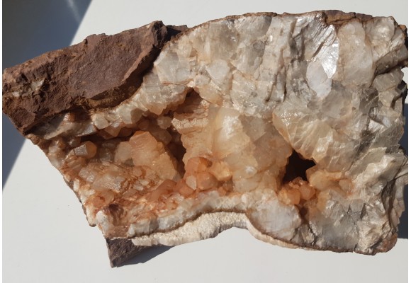 Duża geoda z pięknymi kryształami kalcytu z Tłumaczowa