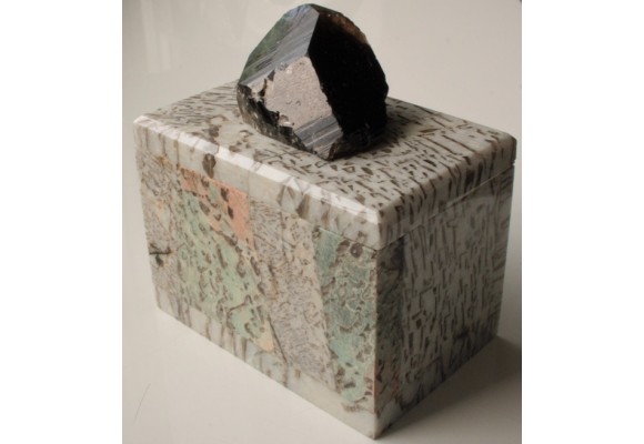 Szkatułka z zielonego oraz białego kamienia hebrajskiego z kwarcem dymnym