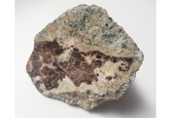 Okaz skarnu z wezuwianem z Podzamka k. Kłodzka