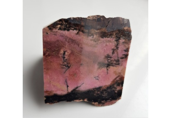 Polerowany okaz rodonitu (orliec) z Uralu