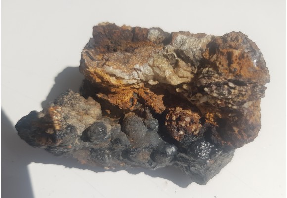 Naciekowe skupienia hematytu, tzw. szklane głowy z Janowic Wlk.