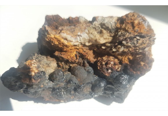 Naciekowe skupienia hematytu, tzw. szklane głowy z Janowic Wlk.