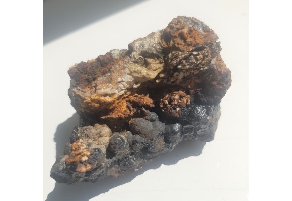 Naciekowe skupienia hematytu, tzw. szklane głowy z Janowic Wlk.