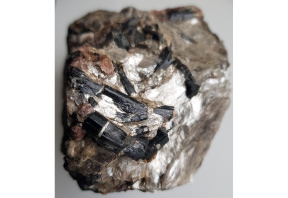 Kryształy szerlu o pięknym połysku w muskowicie z Piławy Górnej