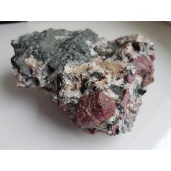 Kryształy eudialitu w sjenicie z Grenlandii