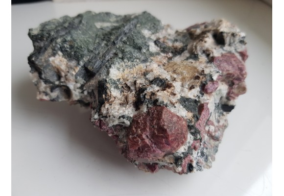 Kryształy eudialitu w sjenicie z Grenlandii