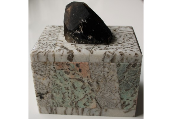 Szkatułka z zielonego oraz białego kamienia hebrajskiego z kwarcem dymnym