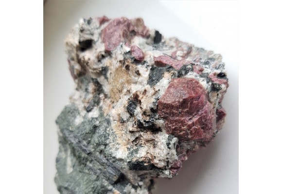 Kryształy eudialitu w sjenicie z Grenlandii