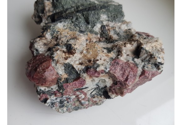 Kryształy eudialitu w sjenicie z Grenlandii