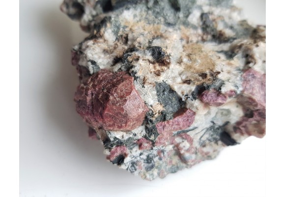 Kryształy eudialitu w sjenicie z Grenlandii