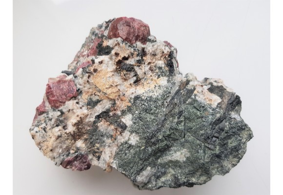 Kryształy eudialitu w sjenicie z Grenlandii