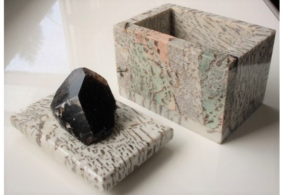 Szkatułka z zielonego oraz białego kamienia hebrajskiego z kwarcem dymnym