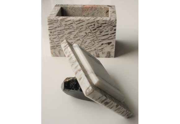 Szkatułka z zielonego oraz białego kamienia hebrajskiego z kwarcem dymnym