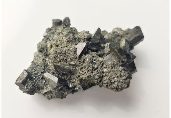 Wyjątkowa druza kryształów puszkinitu z Uralu