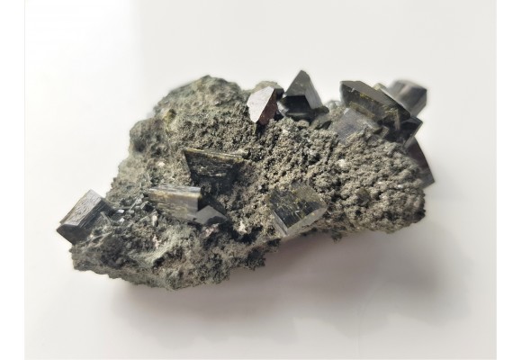 Wyjątkowa druza kryształów puszkinitu z Uralu